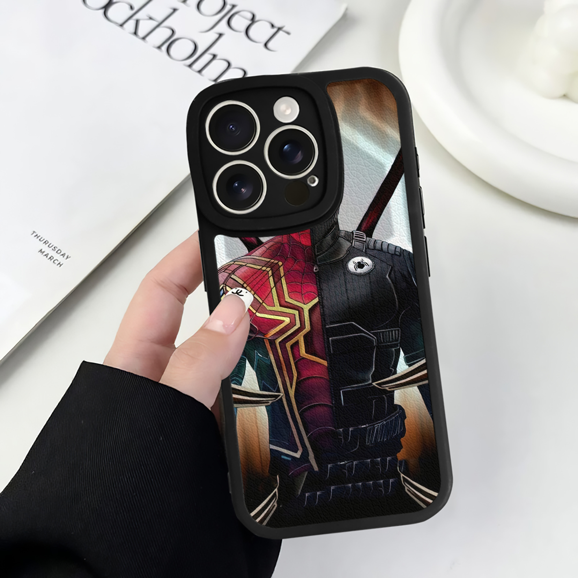 Spider Man スパイダーマン 【iPhone 16シリーズ対応】シリコンスマホケース（レザー調） 材質：シリコン